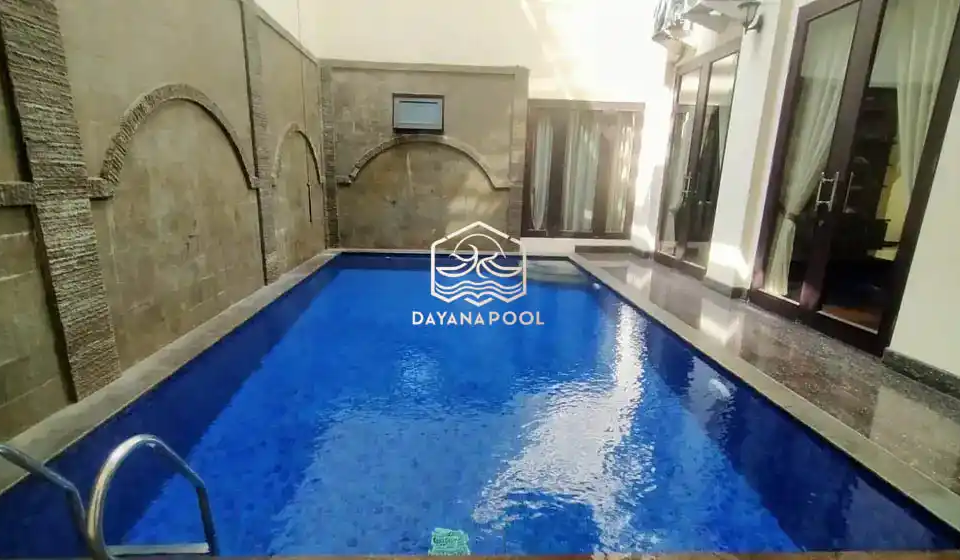 kolam renang overflow dengan finishing keramik biru