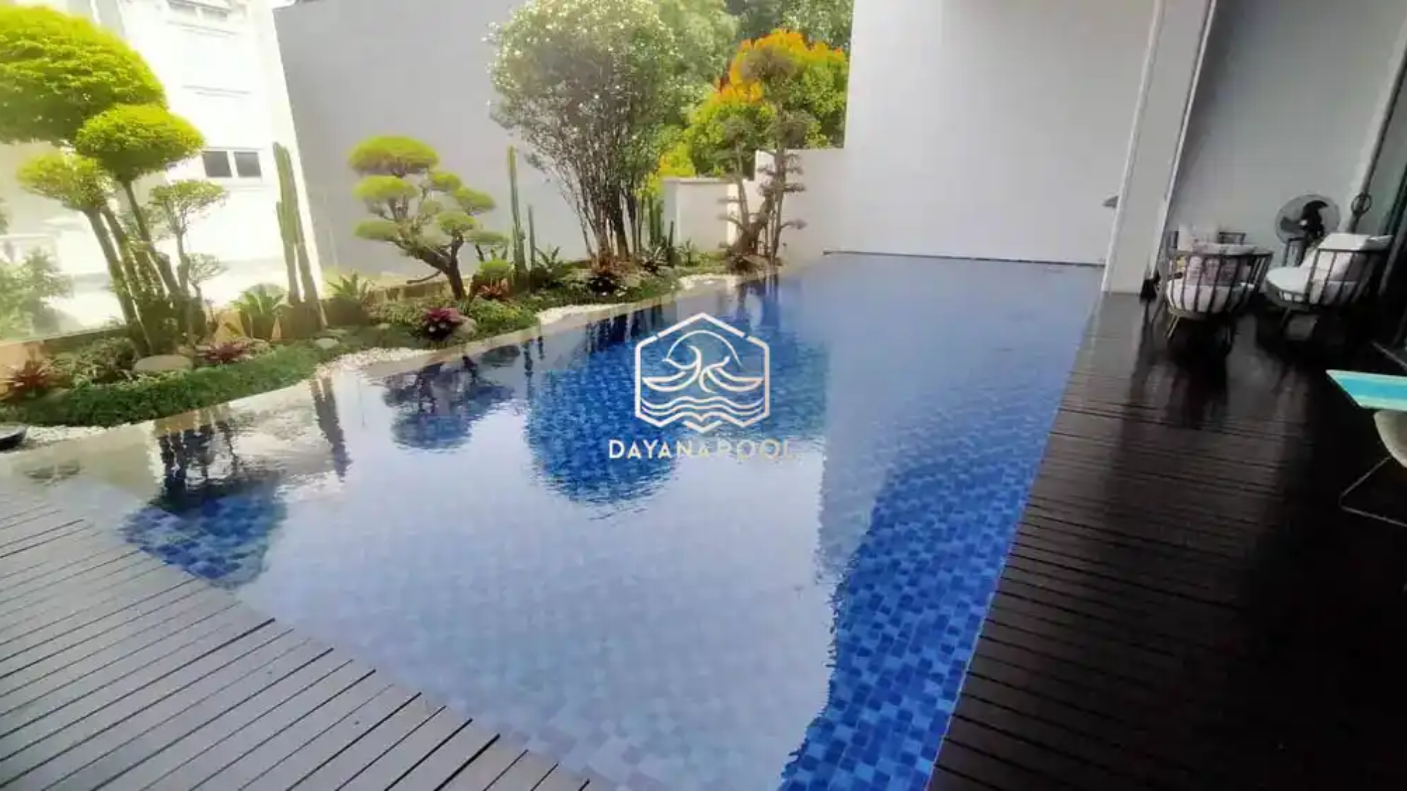 kolam renang overflow dengan finishing keramik biru