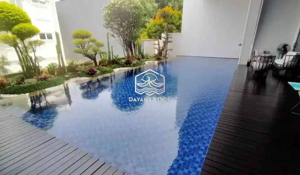 kolam renang overflow dengan finishing keramik biru