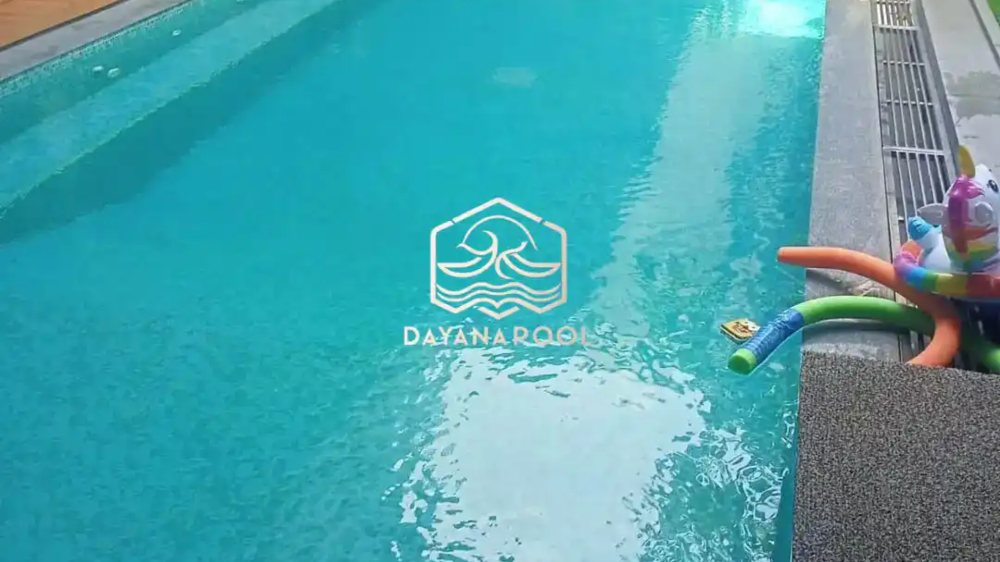 kolam renang overflow dengan finishing keramik biru