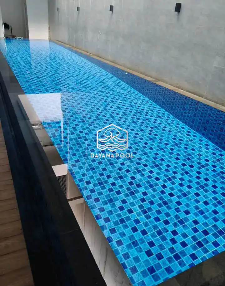 kolam renang overflow dengan finishing keramik biru