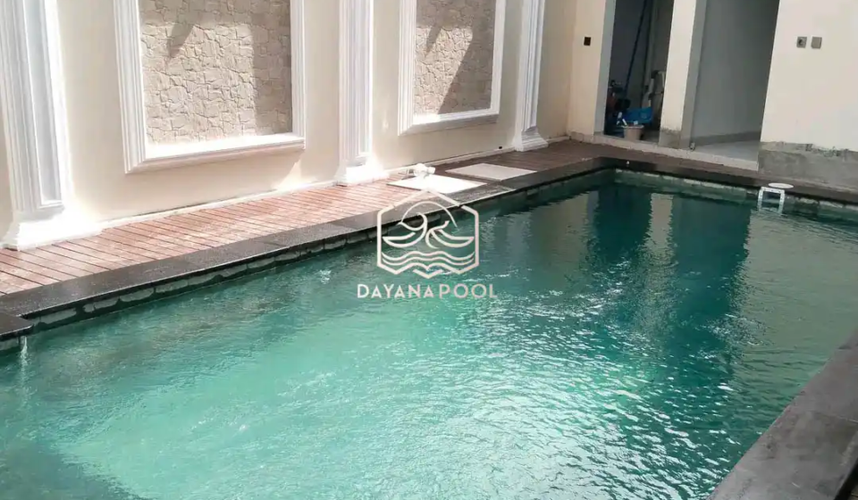 kolam renang minimalis dengan finishing batu alam