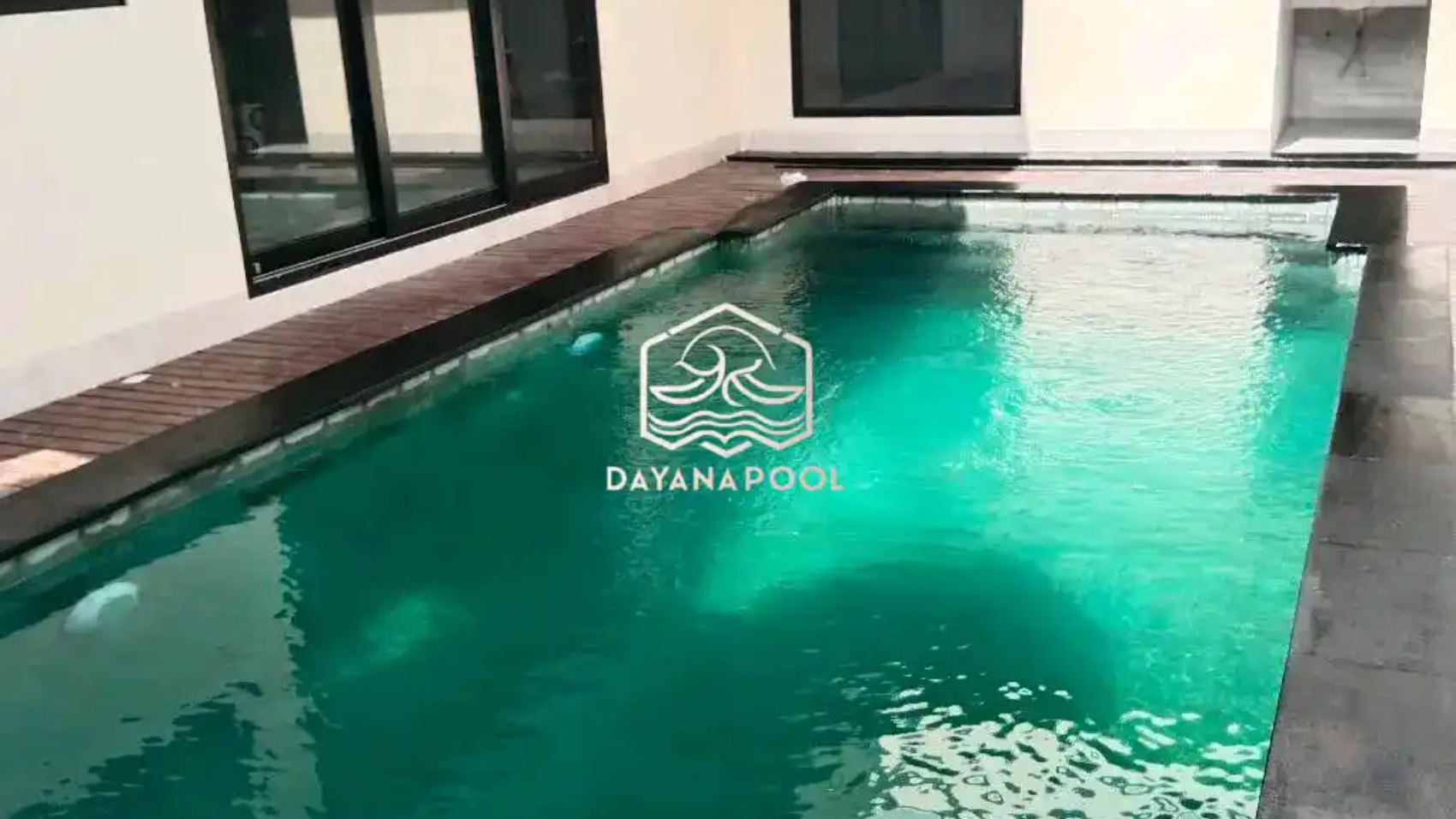 kolam renang minimalis dengan finishing batu alam