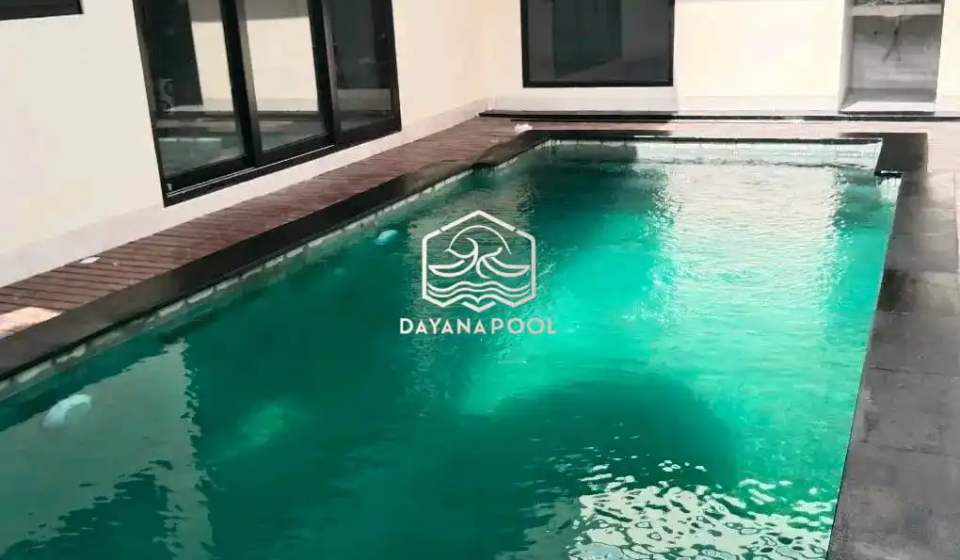 kolam renang minimalis dengan finishing batu alam