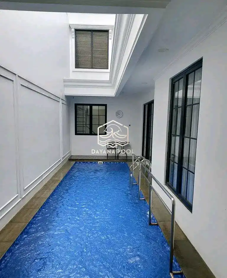 kolam renang skimmmer dengan finishing keramik biru
