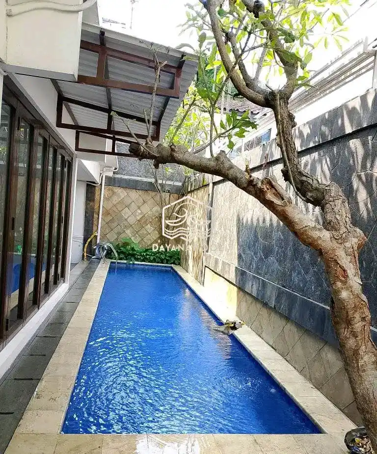 kolam renang skimmmer dengan finishing keramik biru