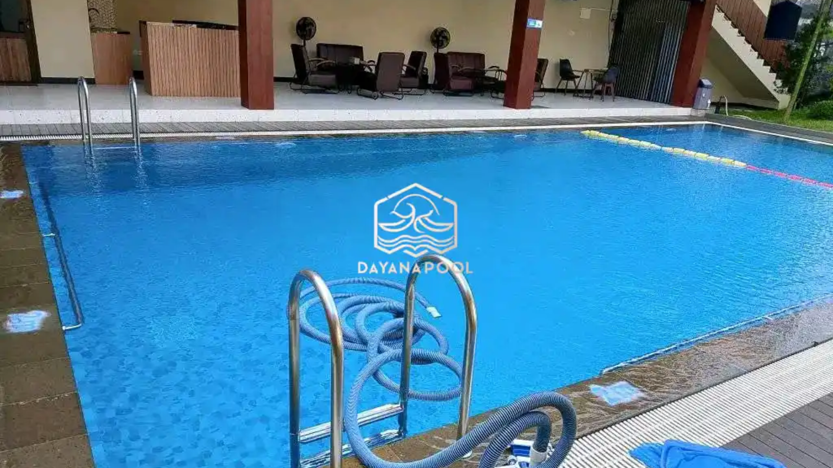 kolam renang skimmmer dengan finishing keramik biru