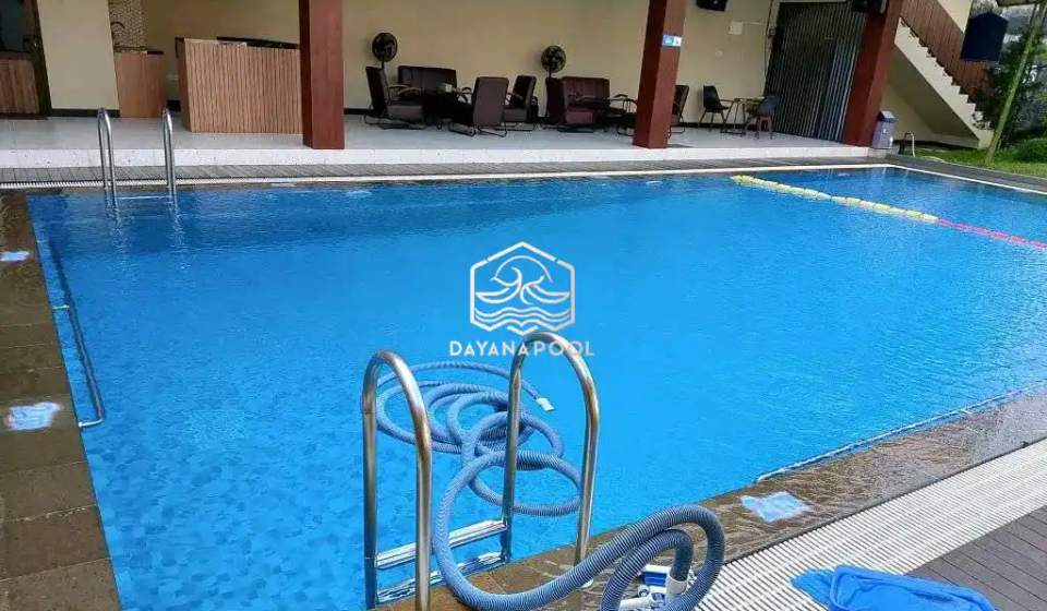 kolam renang skimmmer dengan finishing keramik biru