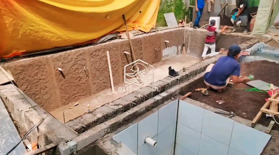 tahap pemelesteran kolam renang