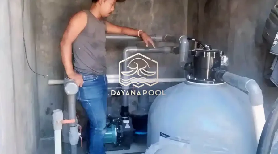 Instalasi jalur kolam rennag di ruang mesin oleh tim profesional dayanapool