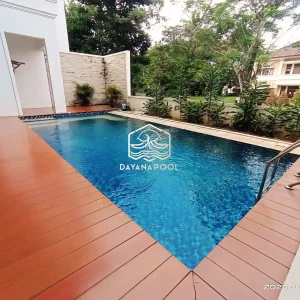 kolam renang dan dek conwood di area tepi