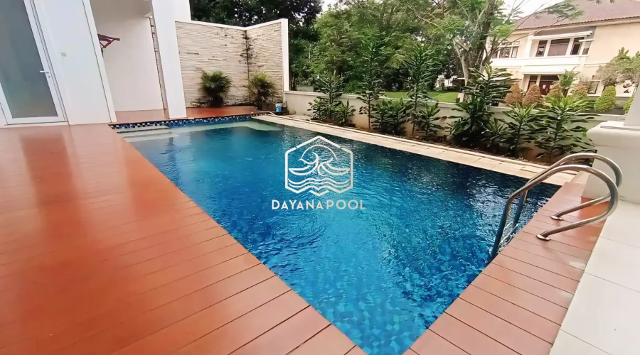 kolam renang dan dek conwood di area tepi