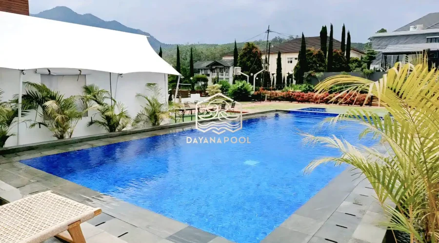 kolam renang dengan sistem demi overflow dengan finishing keramik mozaik biru