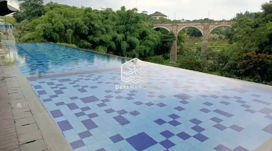 kolam renang infity dengan pemandangan alam