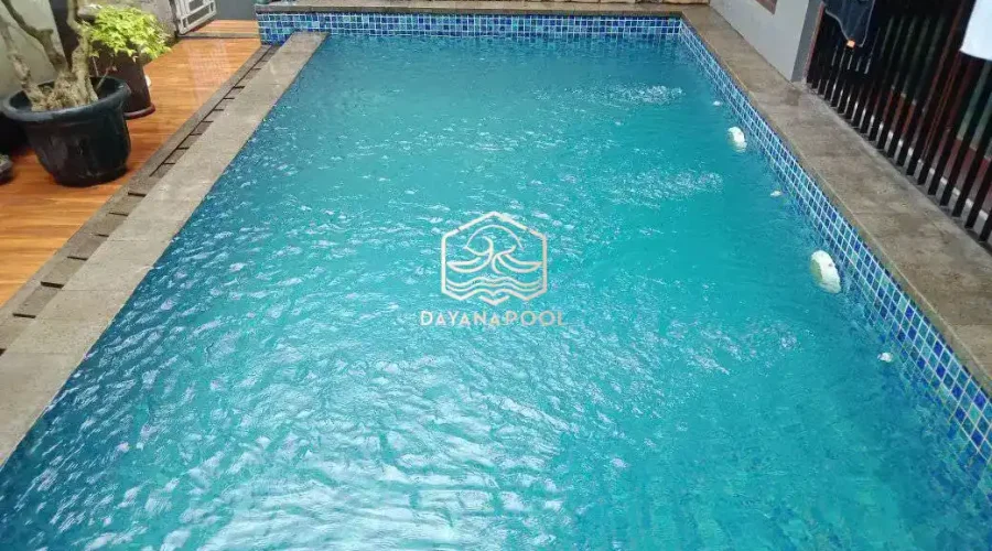 kolam renang yang perlu perawatan karena airnya mulai menghijau