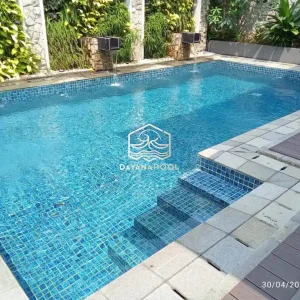 Kolam renang indah dengan mozaik biru