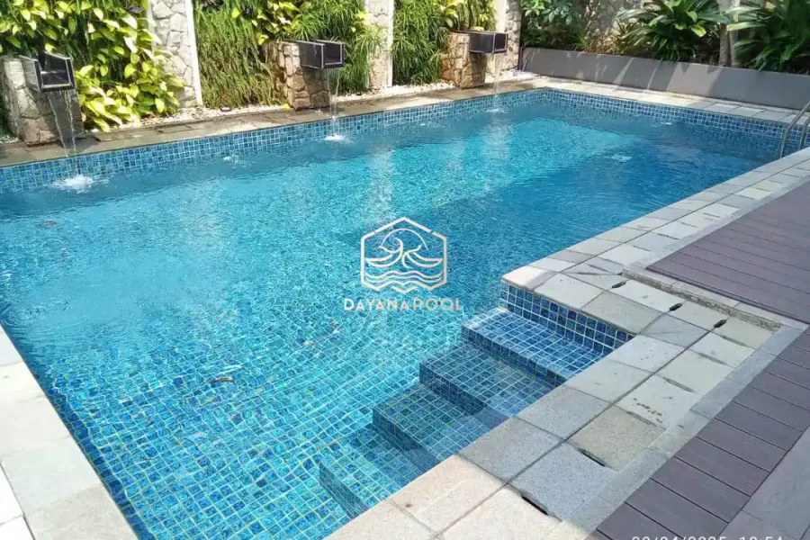 Kolam renang indah dengan mozaik biru