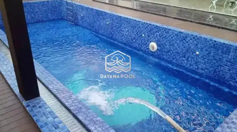 proses pengisian kolam renang