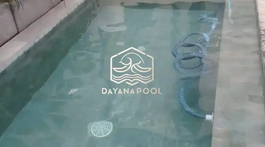 kolam renang yang airnya kurang terawat