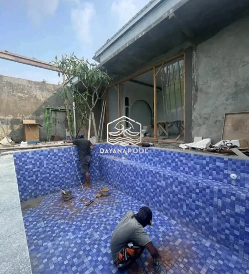 proses finishing kolam renang tahap pemasangan keramik