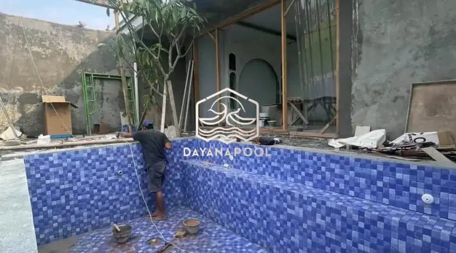 proses finishing kolam renang tahap pemasangan keramik