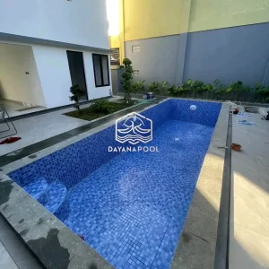 proses finishing kolam renang tahap pemasangan keramik