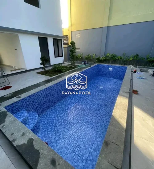 proses finishing kolam renang tahap pemasangan keramik