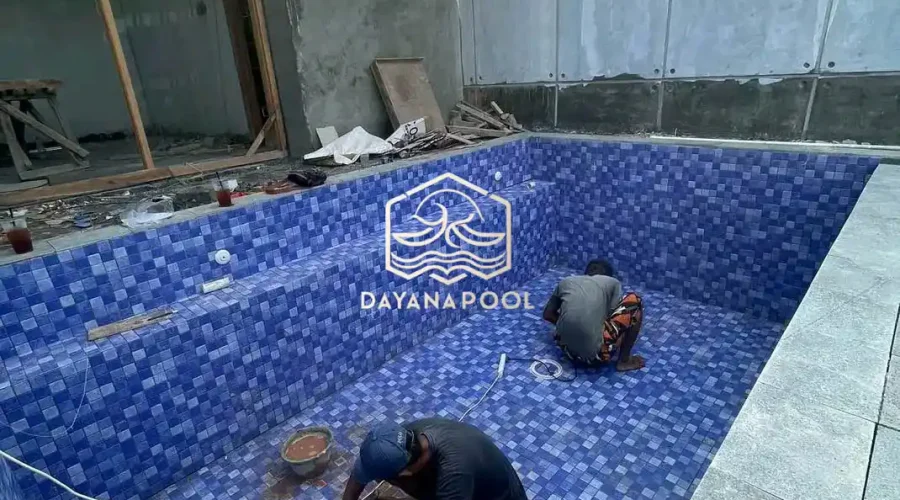 proses finishing kolam renang tahap pemasangan keramik