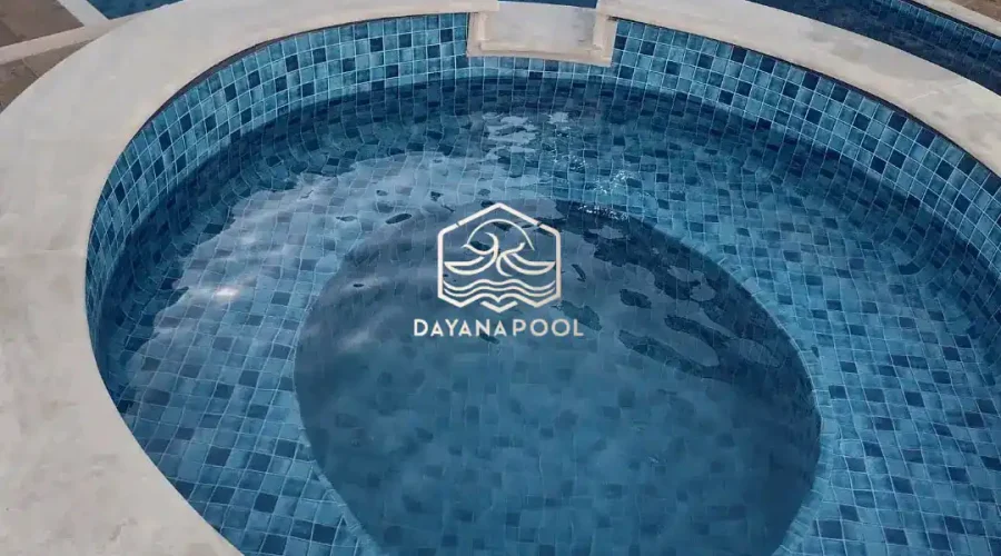 kolam renang dan jakuzzi dengan finishing keramik motif mozaik biru buatan dayanapool