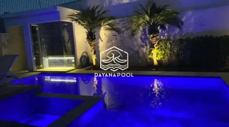 kolam renang denagn cahaya lampu biru skimmer box buatan dayanapool