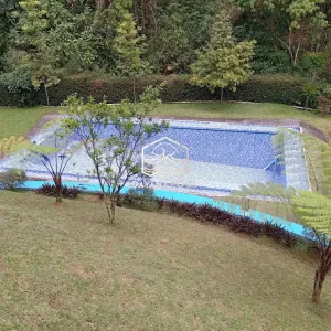 kolam denagn pemandangan pegunungan