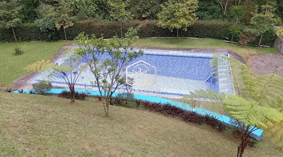 kolam denagn pemandangan pegunungan