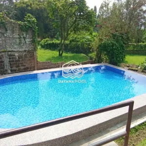 kolam denagn pemandangan pegunungan
