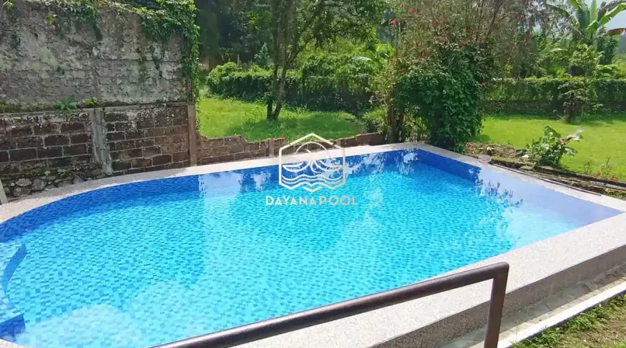 kolam denagn pemandangan pegunungan