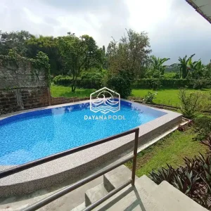 kolam denagn pemandangan pegunungan