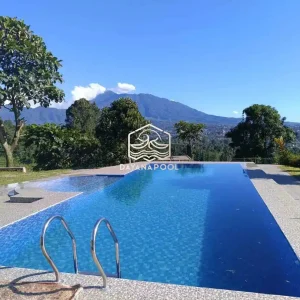 kolam denagn pemandangan pegunungan