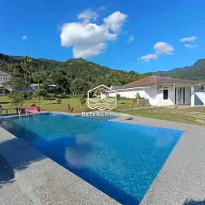 kolam denagn pemandangan pegunungan