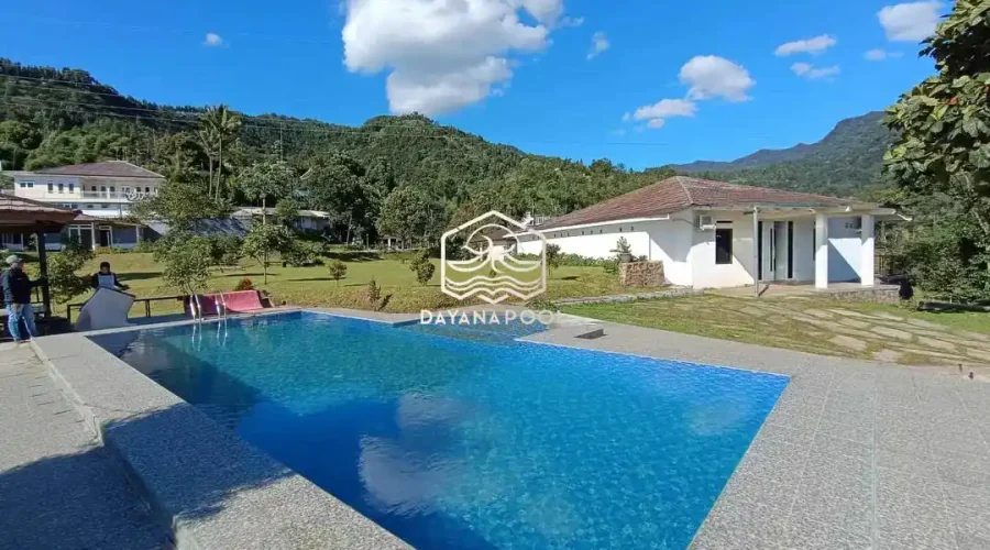 kolam denagn pemandangan pegunungan