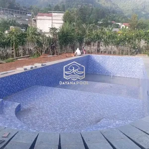 Kolam renang buatan dayanapool dengan finishing kermik motif mozaik biru