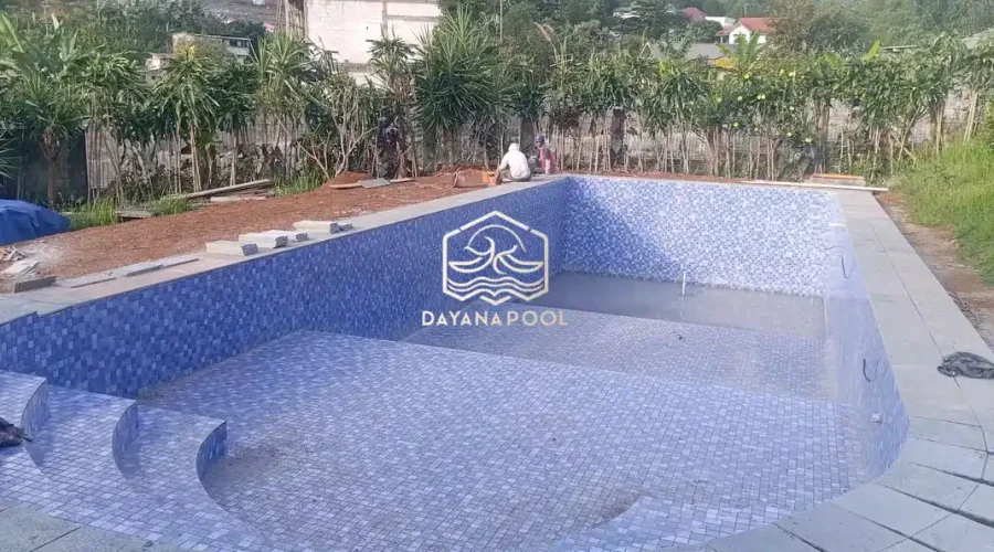 Kolam renang buatan dayanapool dengan finishing kermik motif mozaik biru
