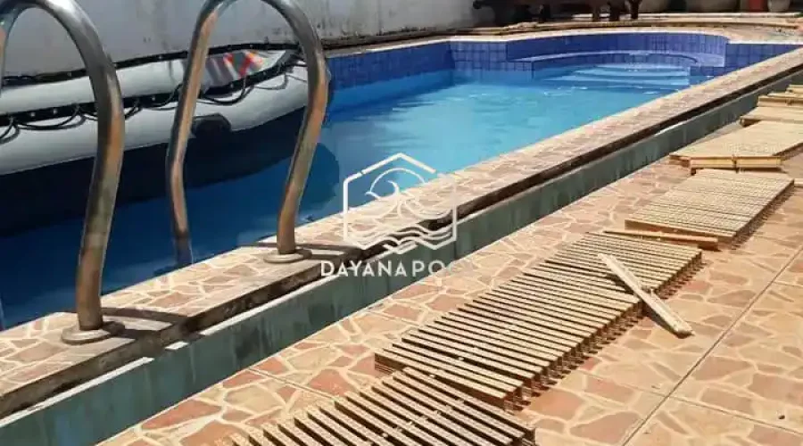 kolam renang overflow dan perahu karet