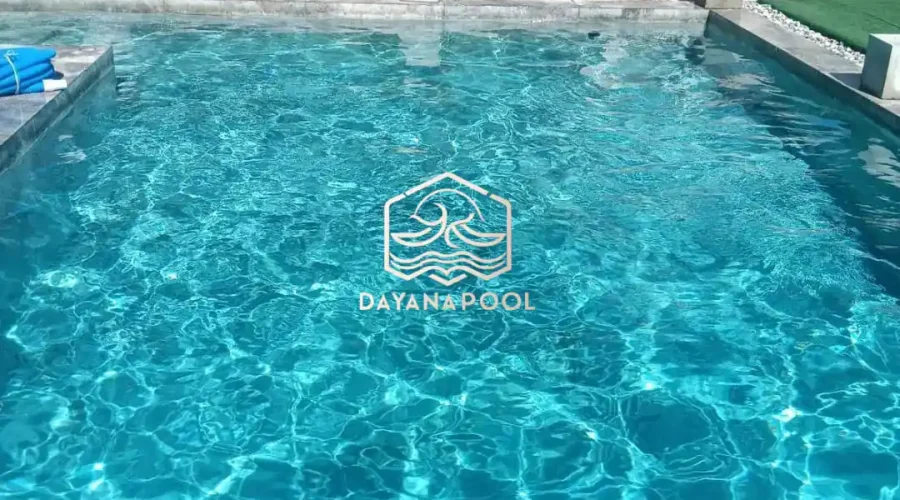 kolam renang desain mewah dengan finishing batu