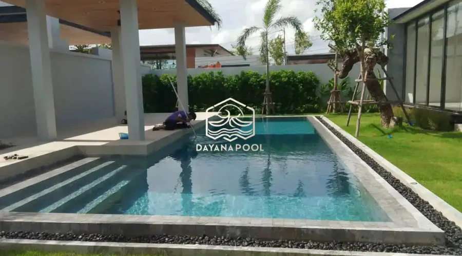 kolam renang desain mewah dengan finishing batu