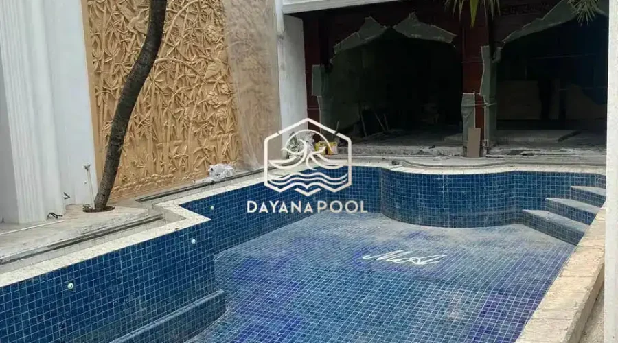 proses pemasangan keramik kolam renang