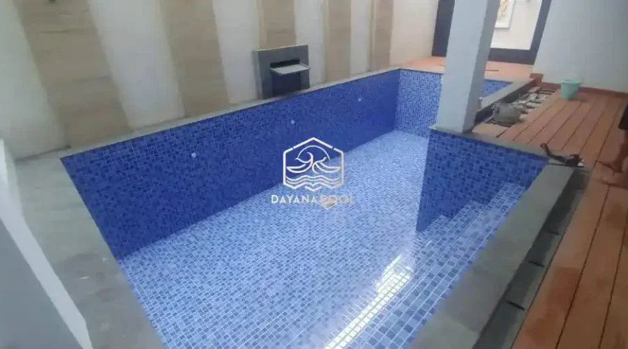 kolam renang denagn finishing keramik motif mozaik
