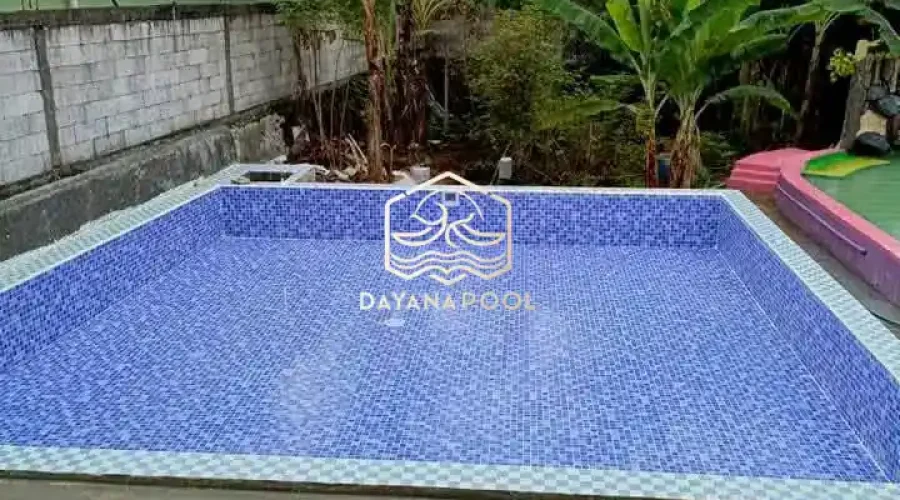 kolam renang denagn finishing keramik motif mozaik