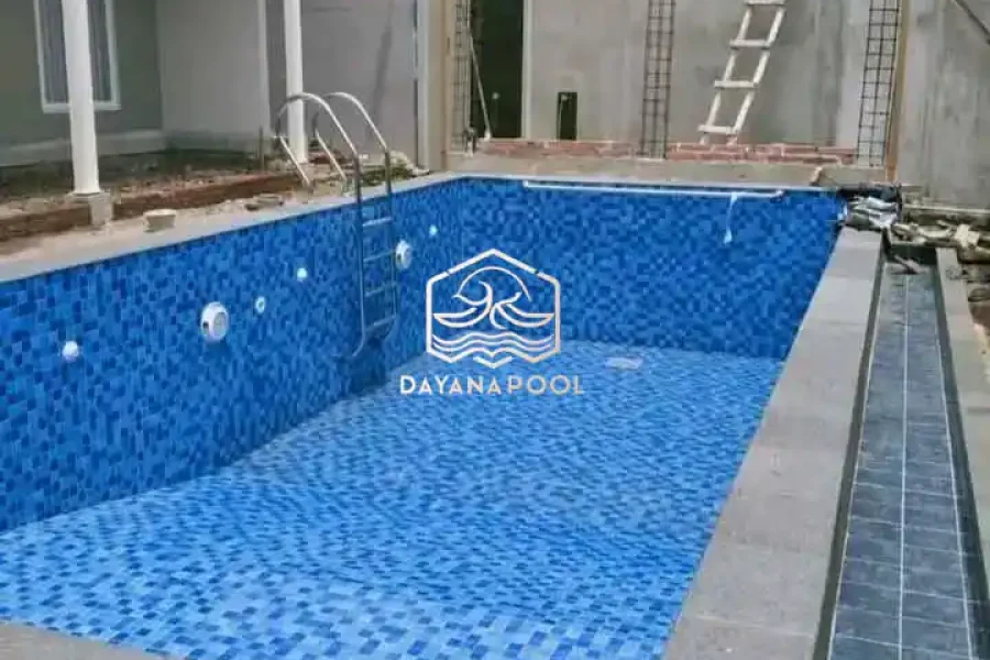 kolam renang denagn finishing keramik motif mozaik
