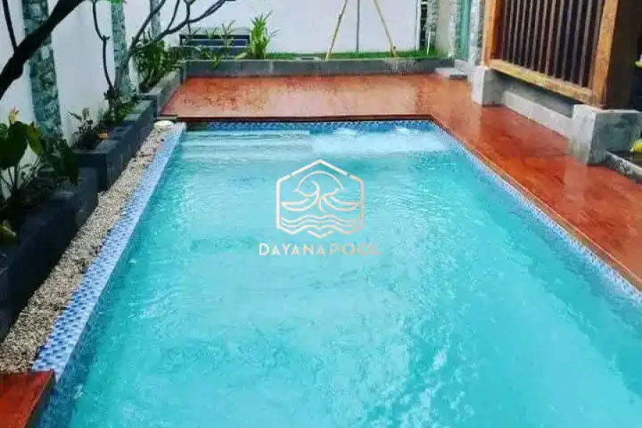 kolam renang minimalis dengan finishing mozaik kudalaut