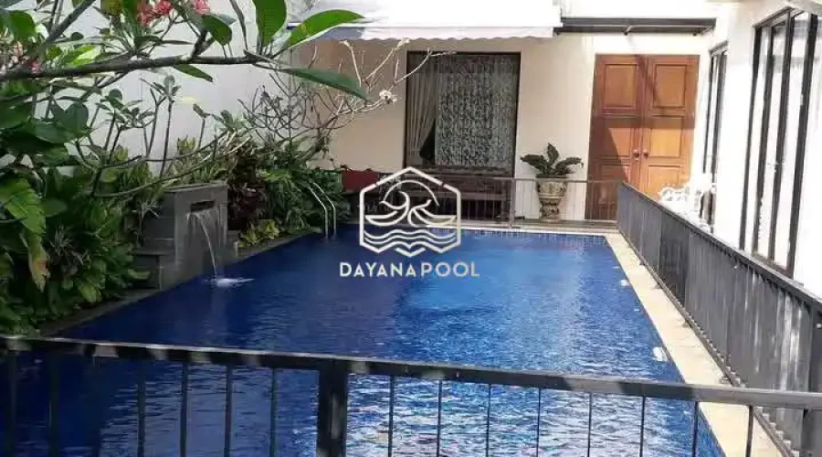 kolam renang terawat dengan finishing keramik motif mozaik
