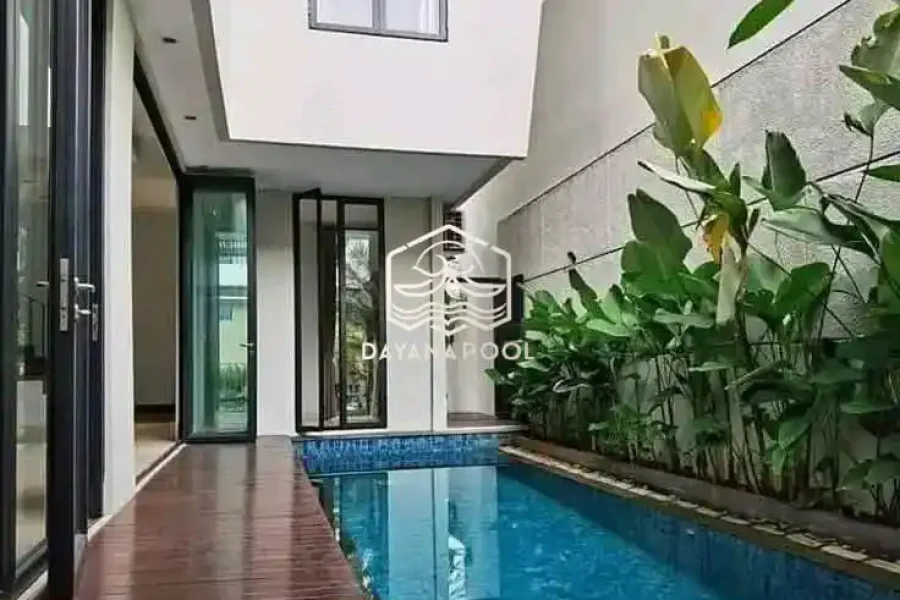 kolam renang terawat dengan finishing keramik motif mozaik